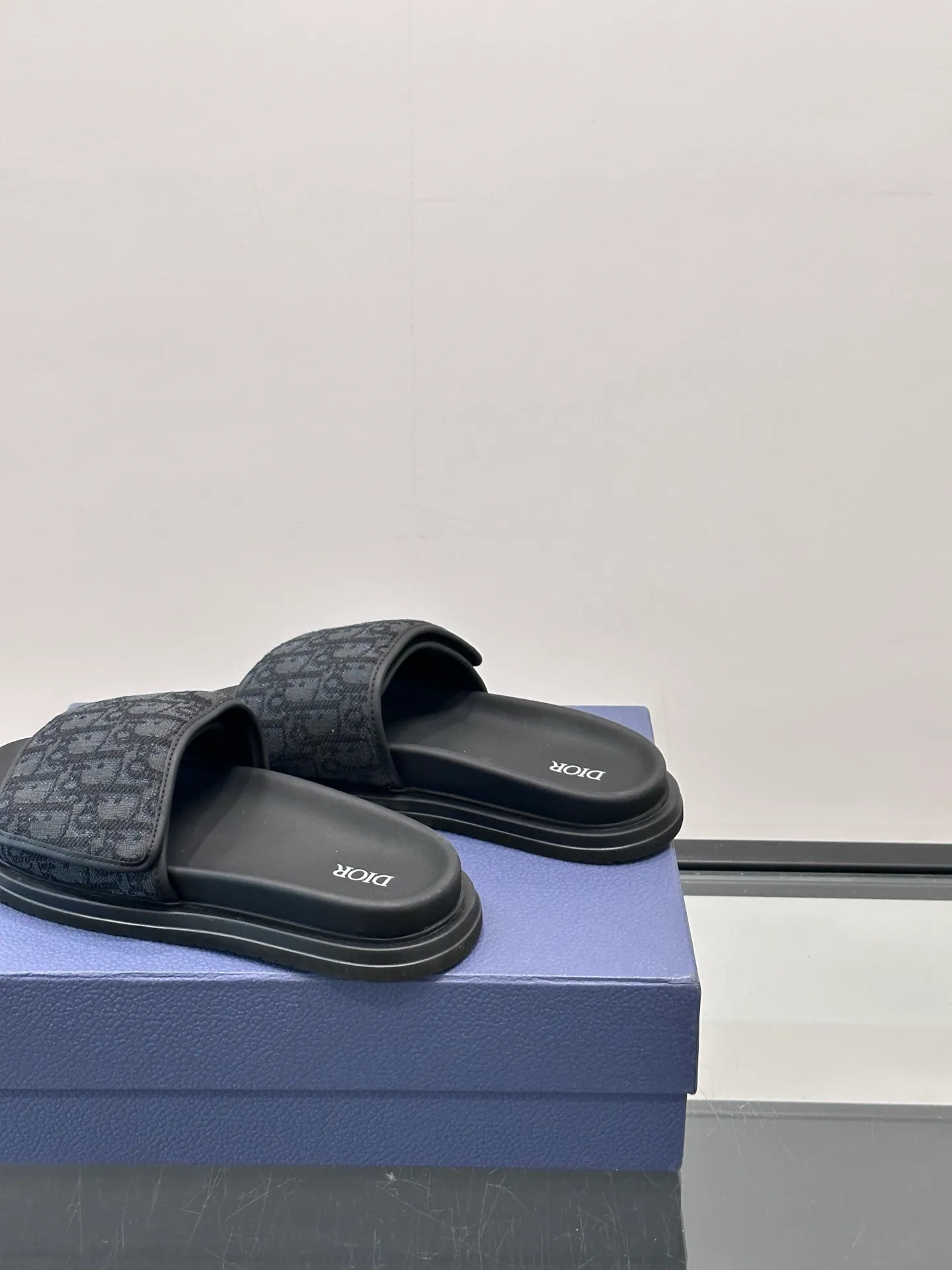 Factory price: 280💰𝐂𝐡𝐫𝐢𝐬𝐭𝐢𝐚𝐧 𝐃𝐢𝐨𝐫 Dior's latest popular sandals, classic upgraded Velcro sandals, original replicas, super durable and versatile, very comfortable on the feet, slimming and white, original cowhide leather upper, sheepskin lining Original d hardware buckle Original molded T men's shoes 💰U outsole Size: 38-44 (.45.46 customized)